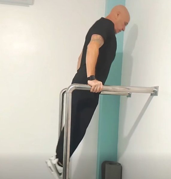 Rob training on parallel bars